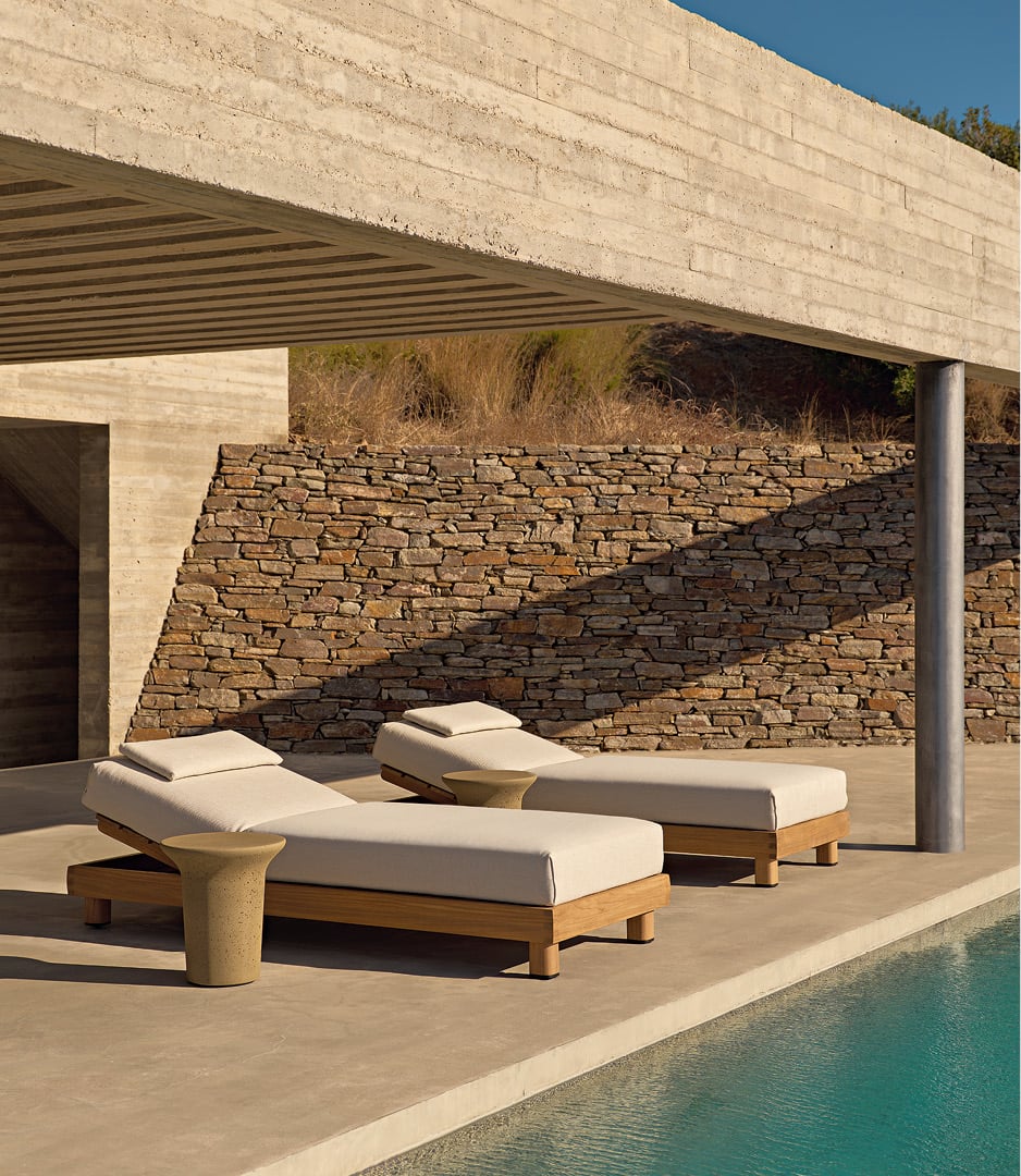 Ambiente exterior en una villa moderna, zona de piscina con tumbonas Ketch, mesa auxiliar Reef en Cementoraw® menta.