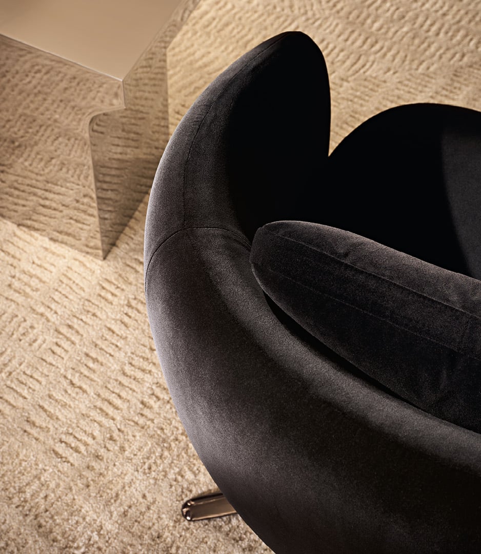 Ambiente living moderno con poltrone Orbis in velluto, tavolino Joan