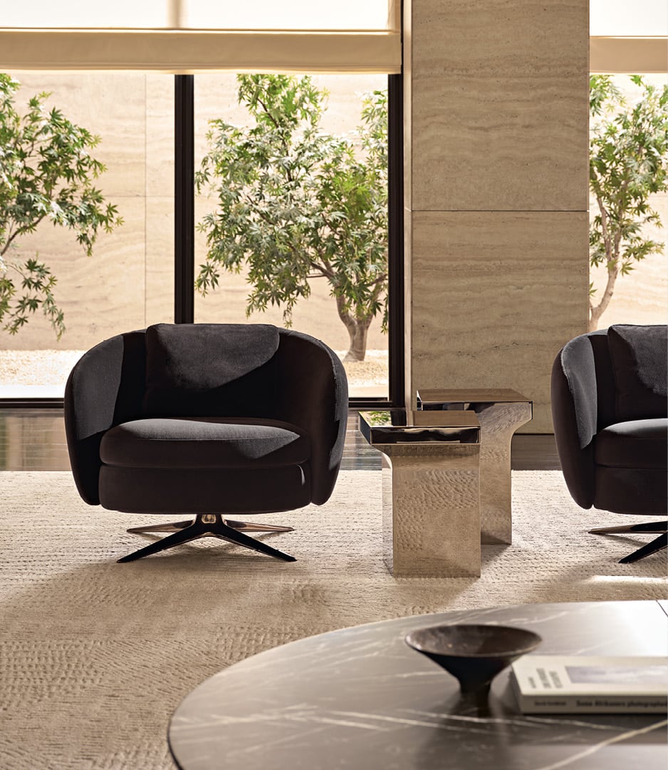 Ambiente living moderno con poltrone Orbis in velluto, tavolini Joan e Adrien.