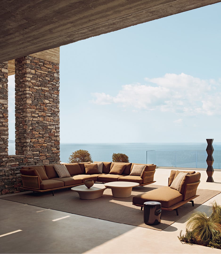 Ambiente outdoor moderno con divano Lagoon e tavolini Reef.