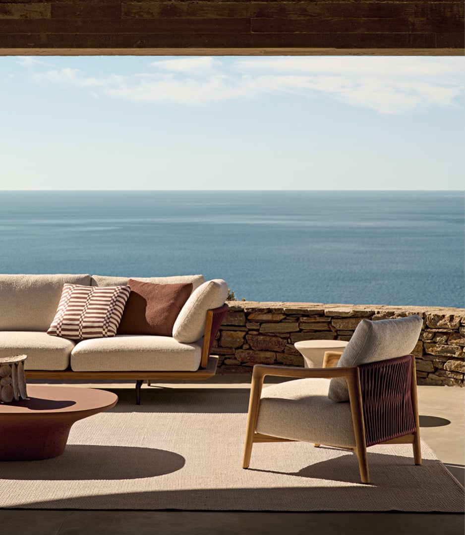 Ambiente outdoor moderno con divano Lagoon e poltrona Ponte e tavolini Reef.