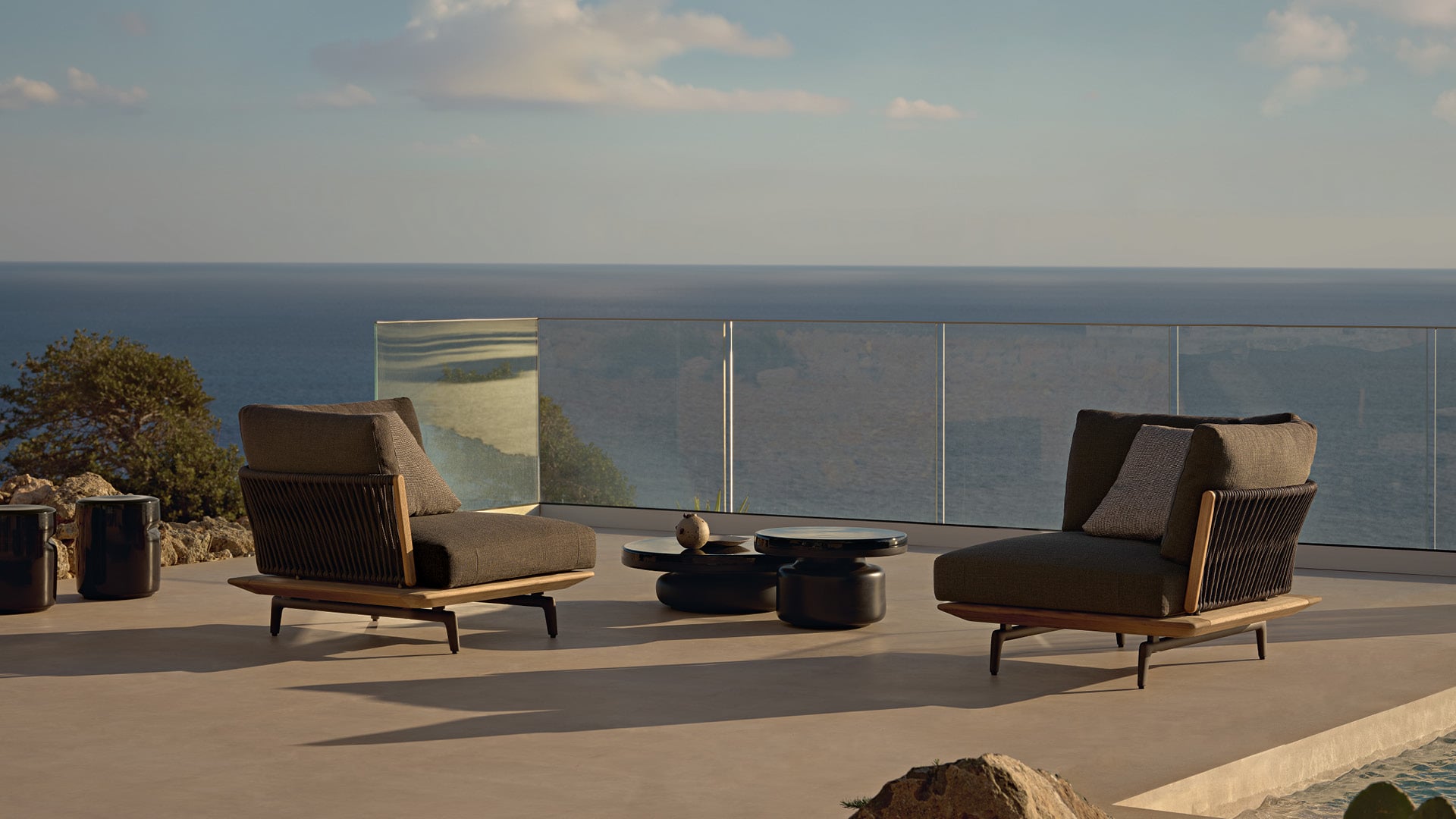 Ambiente outdoor moderno con poltrona Lagoon e tavolini crew e Azu