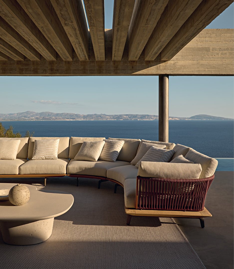 Ambiente outdoor moderno con divano Lagoon e tavolini Reef.