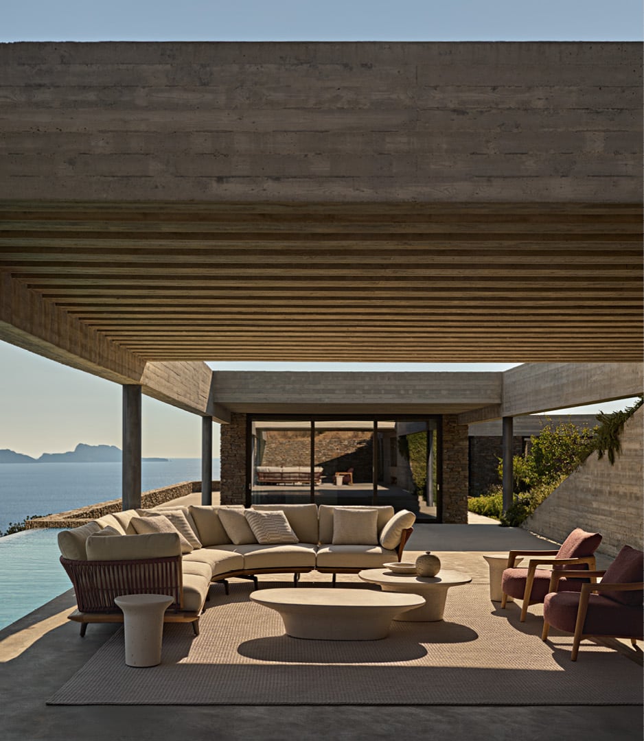 Ambiente outdoor moderno con divano Lagoon e poltrona Ponte e tavolini Reef.