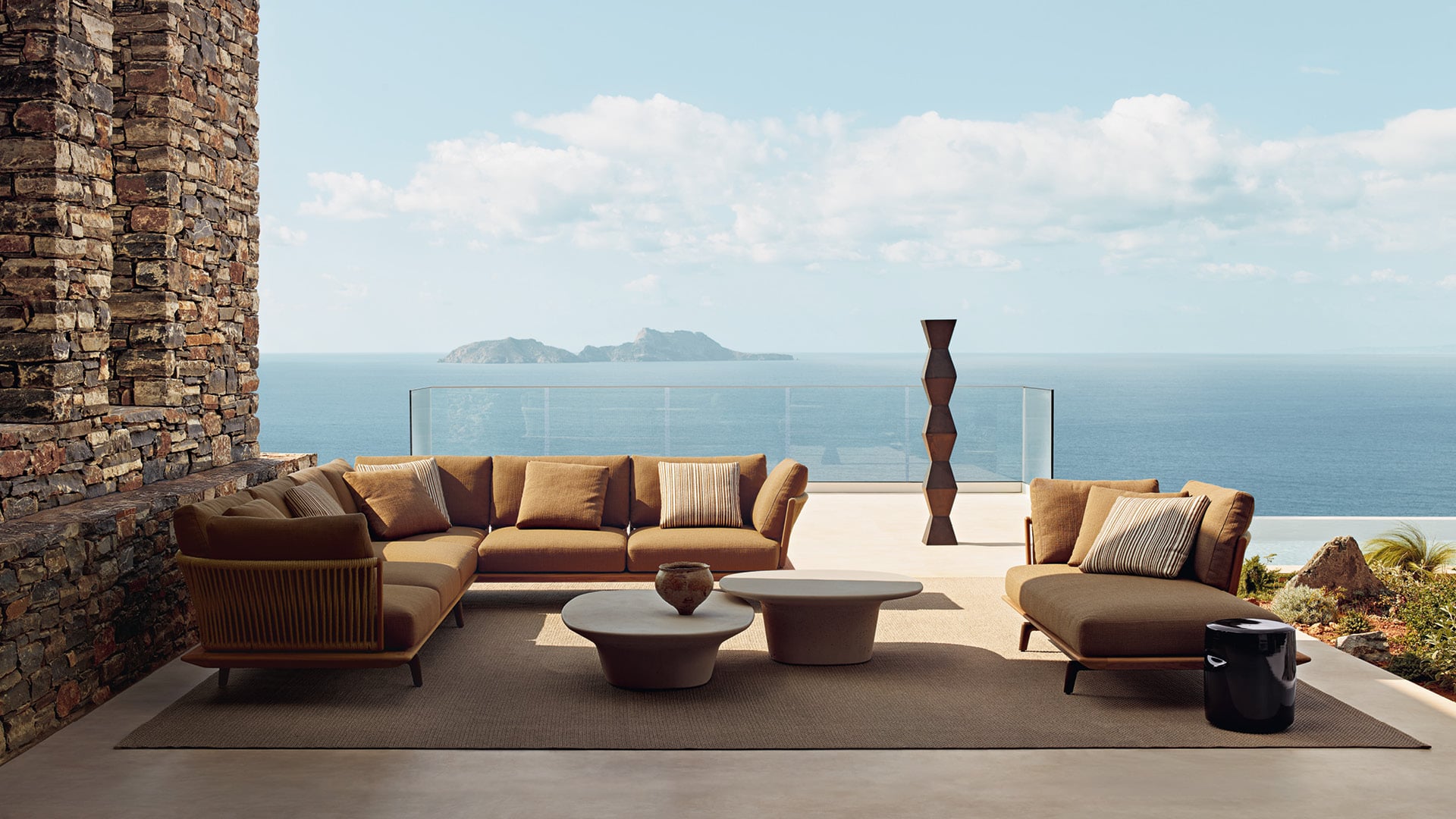 Ambiente outdoor moderno con divano Lagoon e tavolini Reef.