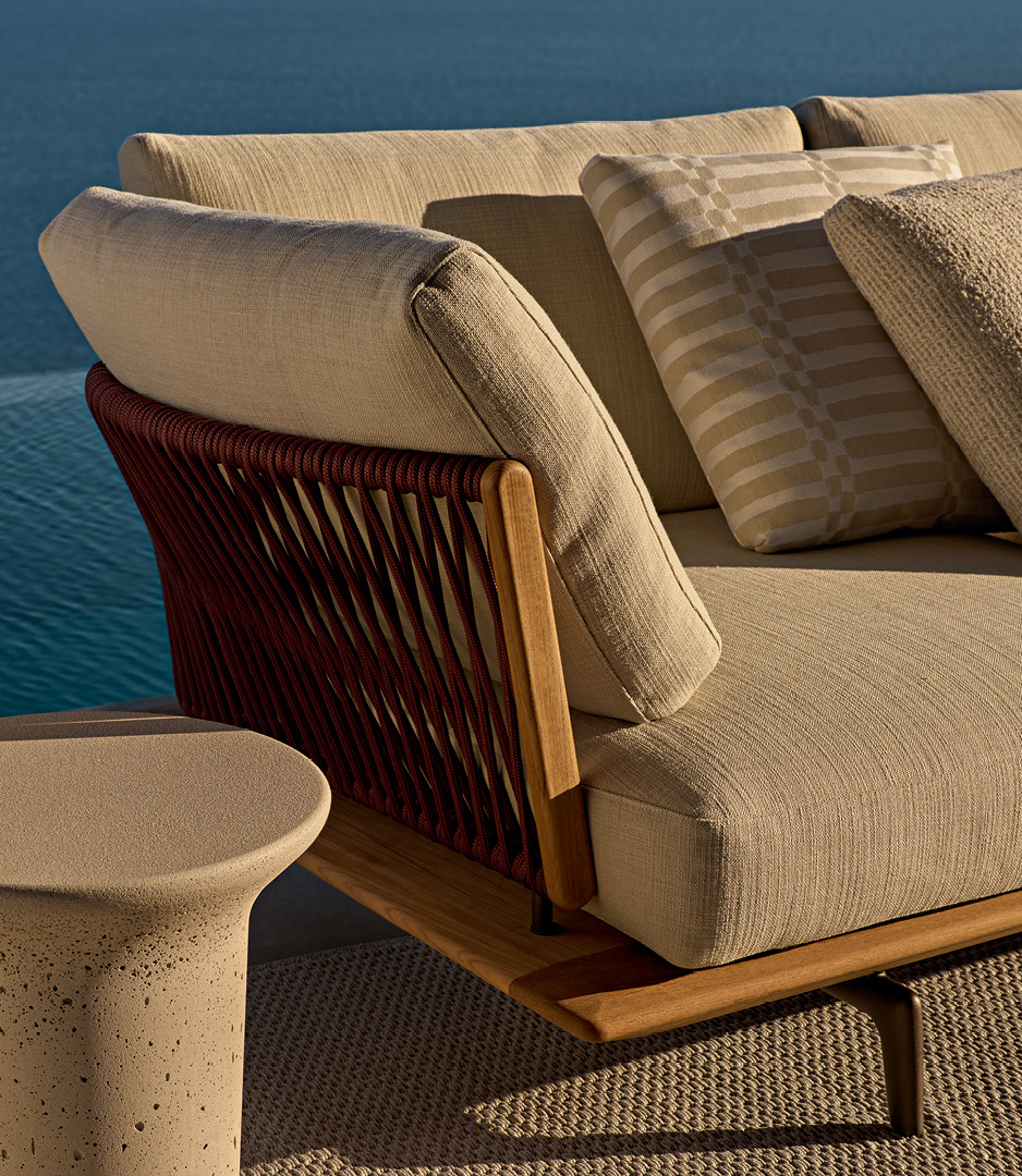 Ambiente outdoor moderno con divano Lagoon e tavolini Reef.