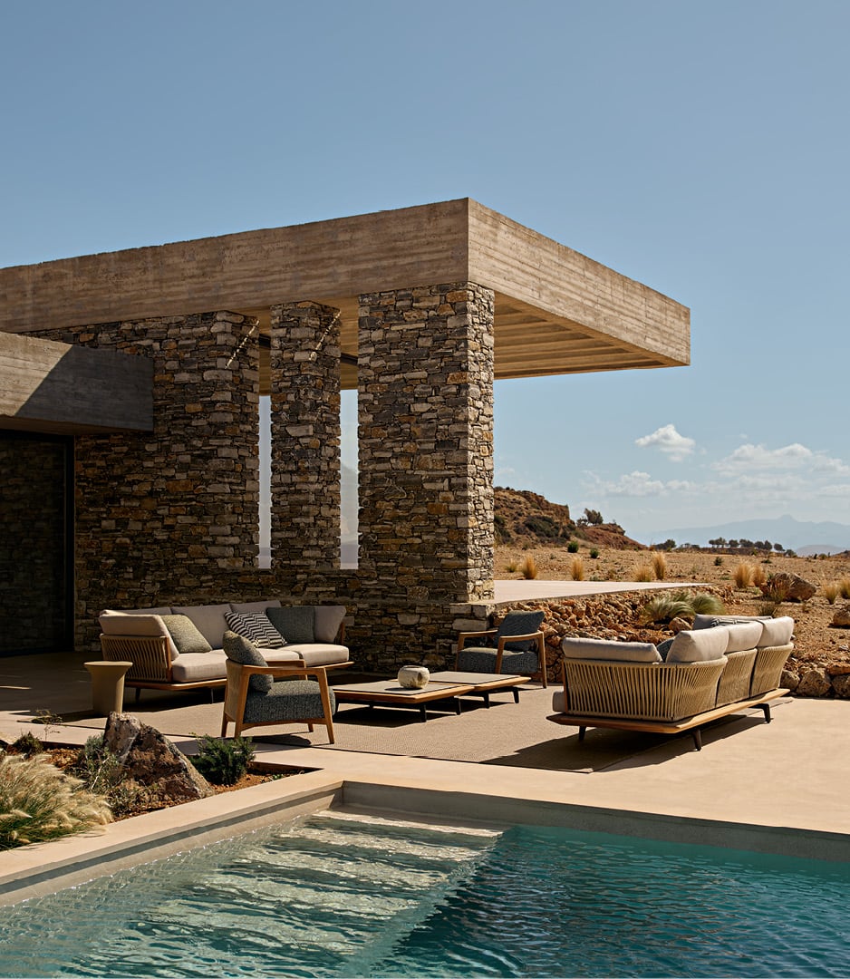 Ambiente outdoor moderno con divano Lagoon e poltrona Ponte e tavolini Lagoon.