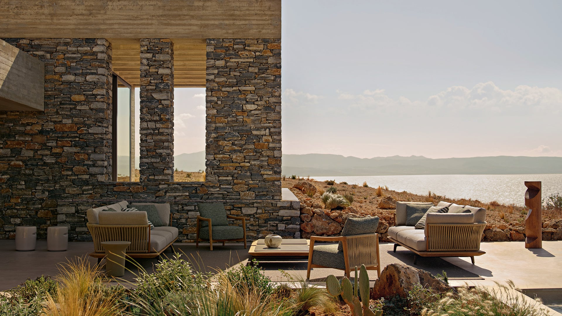 Ambiente outdoor moderno con divano Lagoon e poltrona Ponte e tavolini Lagoon.