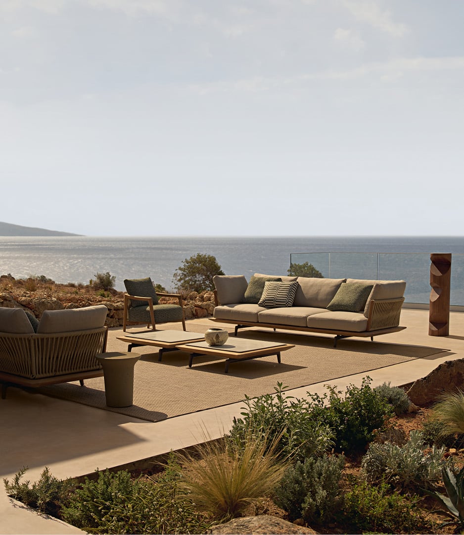 Ambiente outdoor moderno con divano Lagoon e poltrona Ponte e tavolini Lagoon.