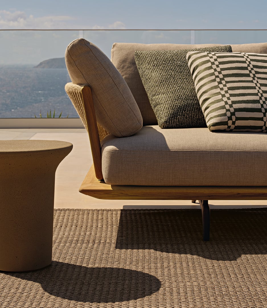 Ambiente outdoor moderno con divano Lagoon e tavolini Reef
