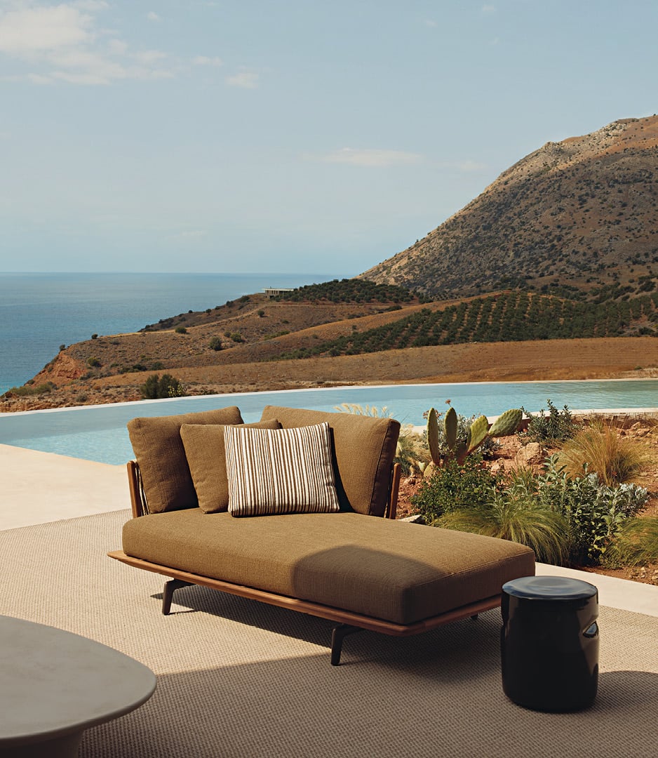Ambiente outdoor moderno con divano Lagoon e tavolini Reef.