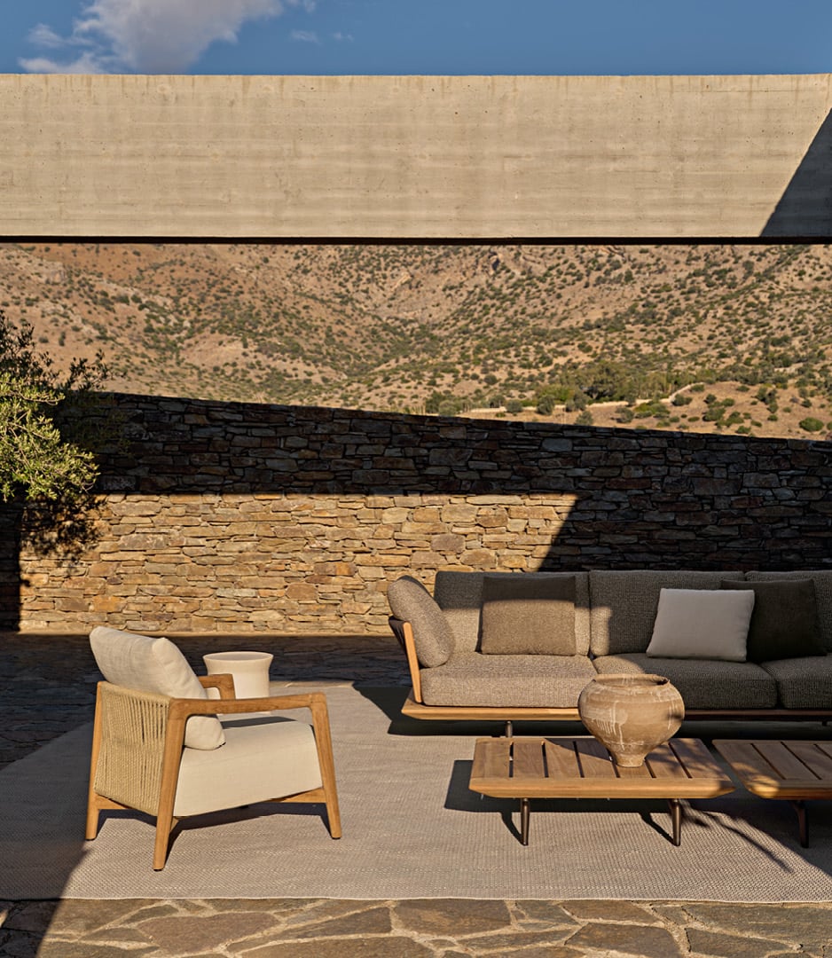 Ambiente outdoor moderno con divano Lagoon e poltrona Ponte e tavolini Lagoon.