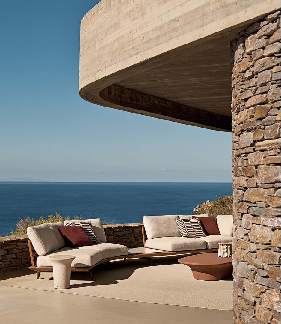 Ambiente outdoor moderno con divano Lagoon e tavolini Reef.