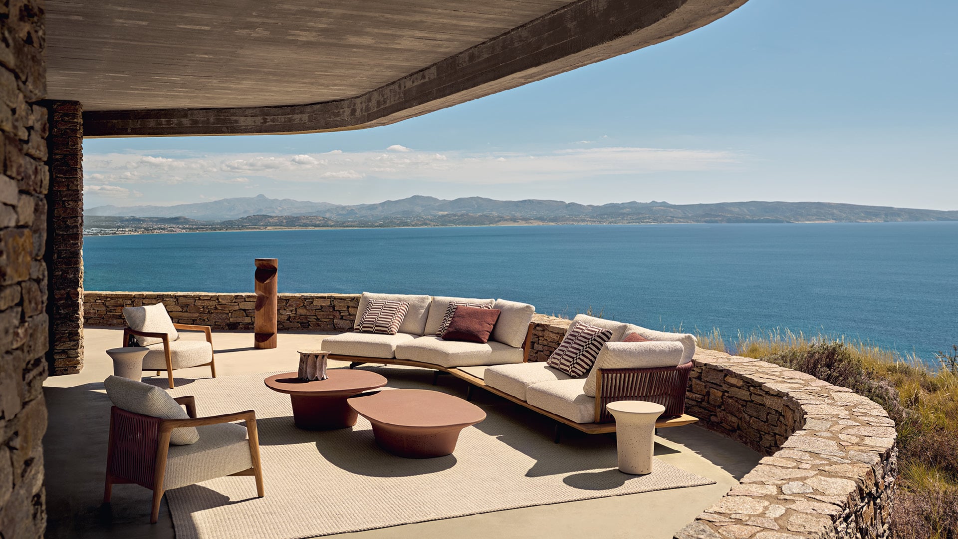 Ambiente outdoor moderno con divano Lagoon e poltrona Ponte e tavolini Reef.