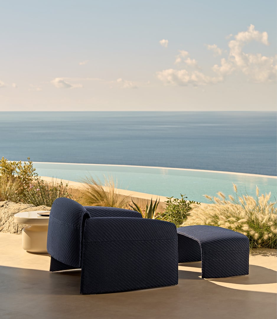 Modernes Outdoor-Ambiente mit dem Sessel Le Club und den couchtisch Crew.