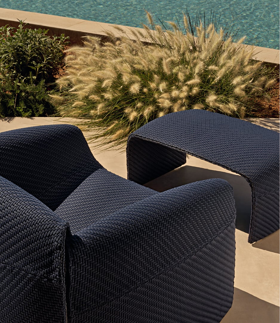 Modernes Outdoor-Ambiente mit dem Sessel Le Club und den couchtisch Crew.