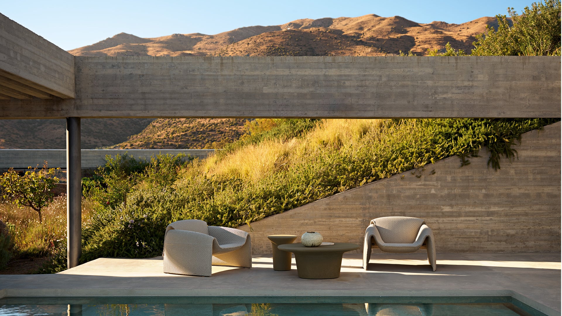 Modernes Outdoor-Ambiente mit dem Sessel Le Club und den couchtisch Reef.