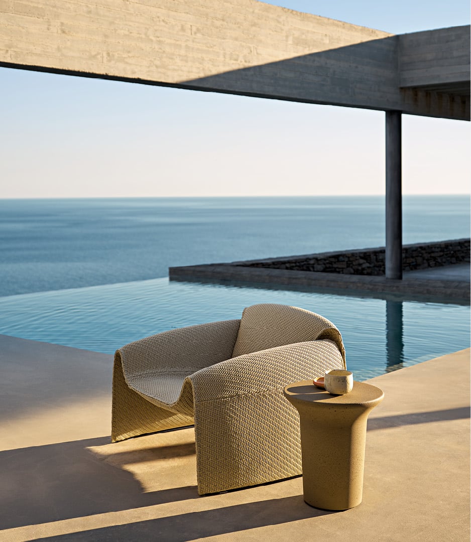 Modernes Outdoor-Ambiente mit dem Sessel Le Club und den couchtisch Reef.