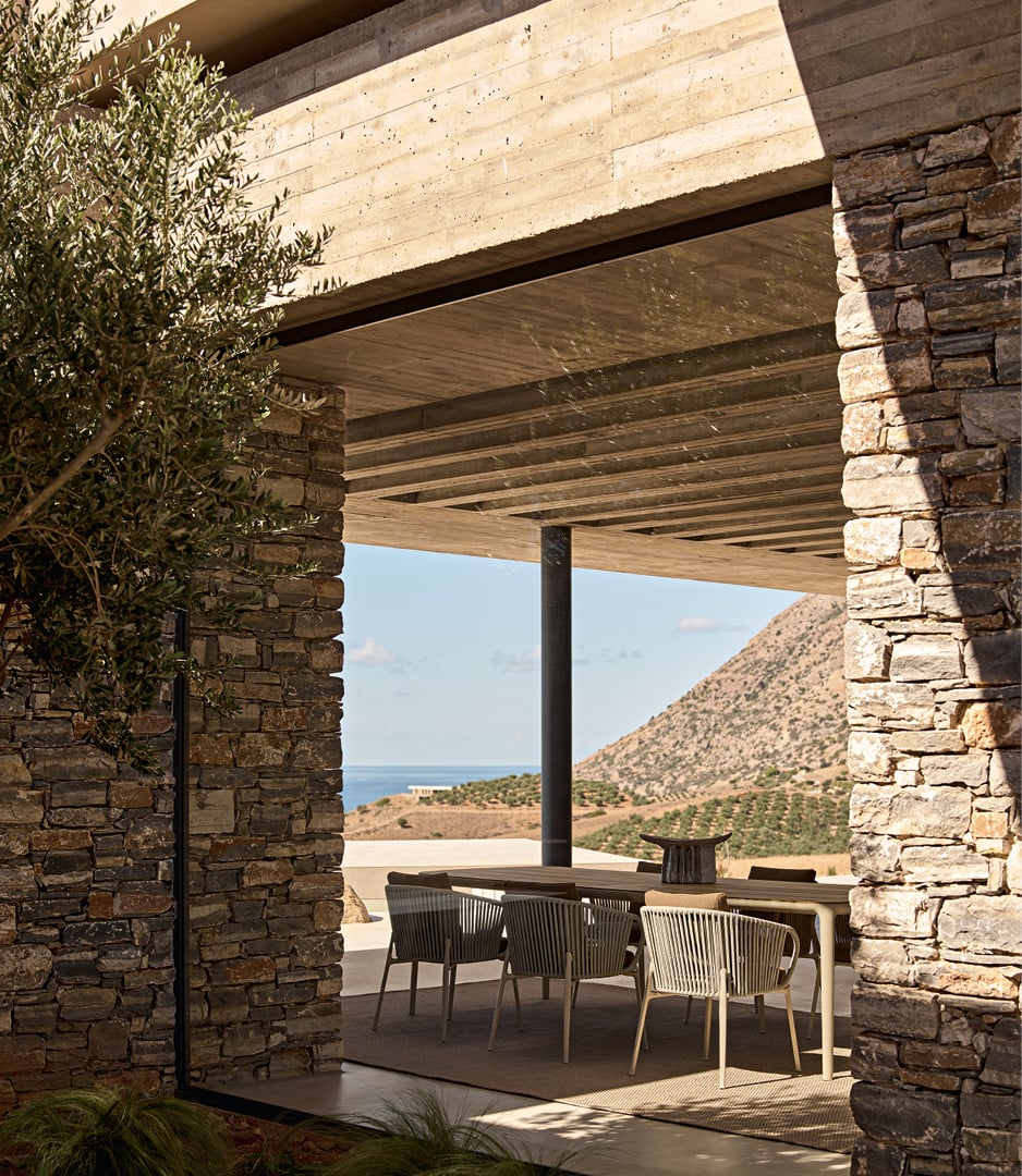 Ambiente exterior moderno con mesa Henry y silla Marina.