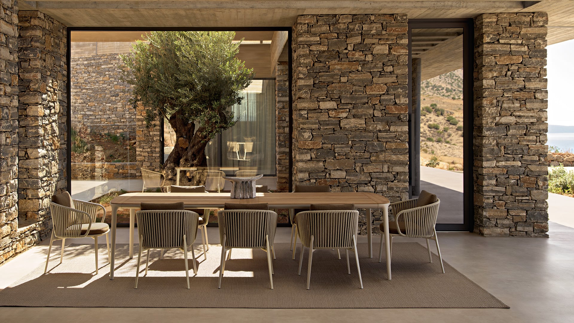 Ambiente exterior moderno con mesa Henry y silla Marina.