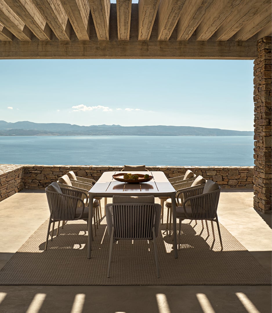 Ambiente exterior moderno con mesa Henry y silla Marina.