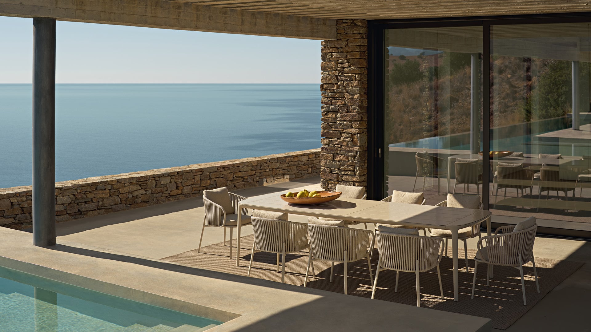 Ambiente exterior moderno con mesa Henry y silla Marina.