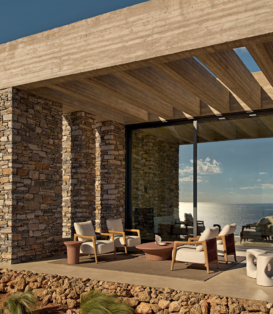 Moderne Outdoor-Umgebung mit Ponte-Sessel und Reef-Couchtischen.