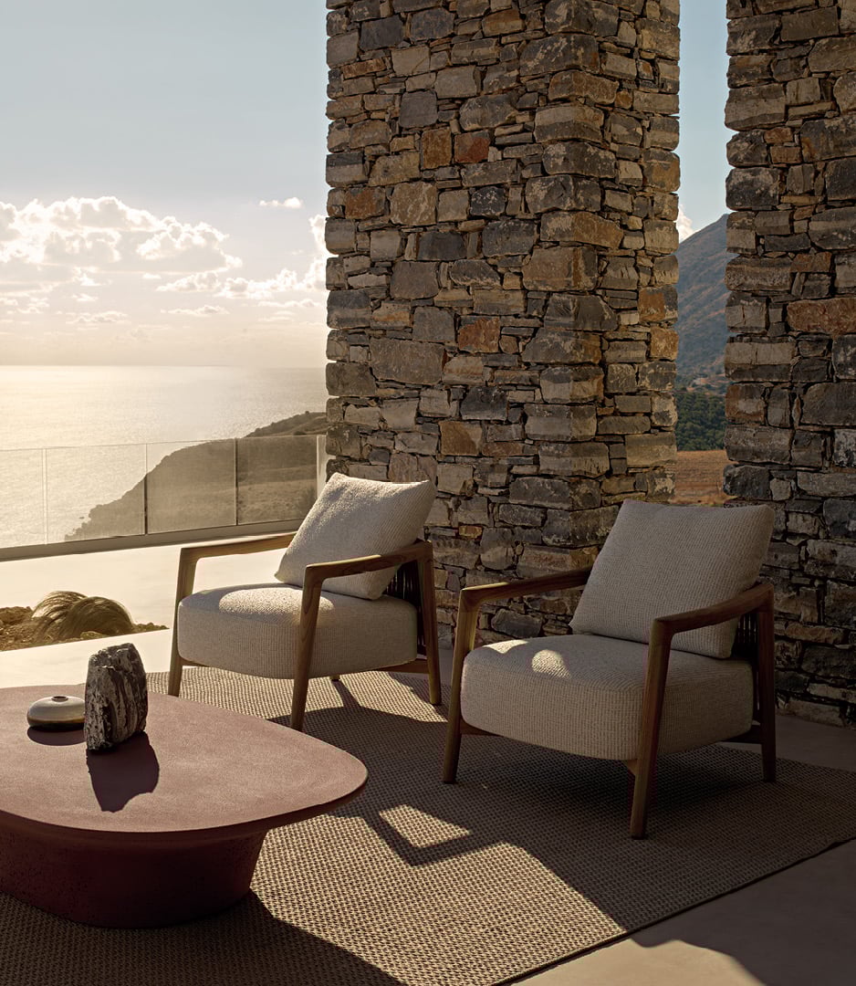 Moderne Outdoor-Umgebung mit Ponte-Sessel und Reef-Couchtischen.