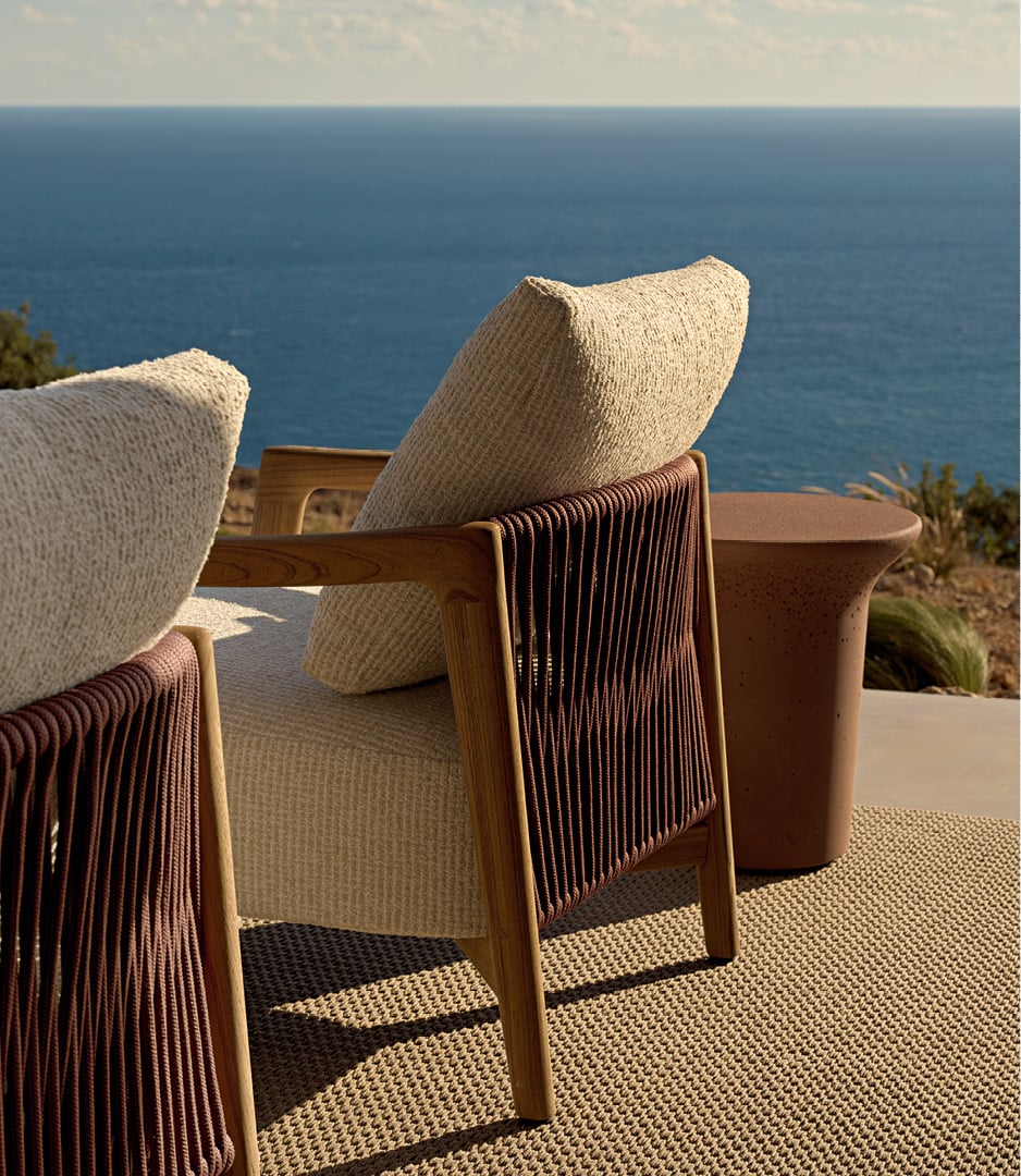 Ambiente outdoor moderno con poltrone Ponte e tavolini Reef.