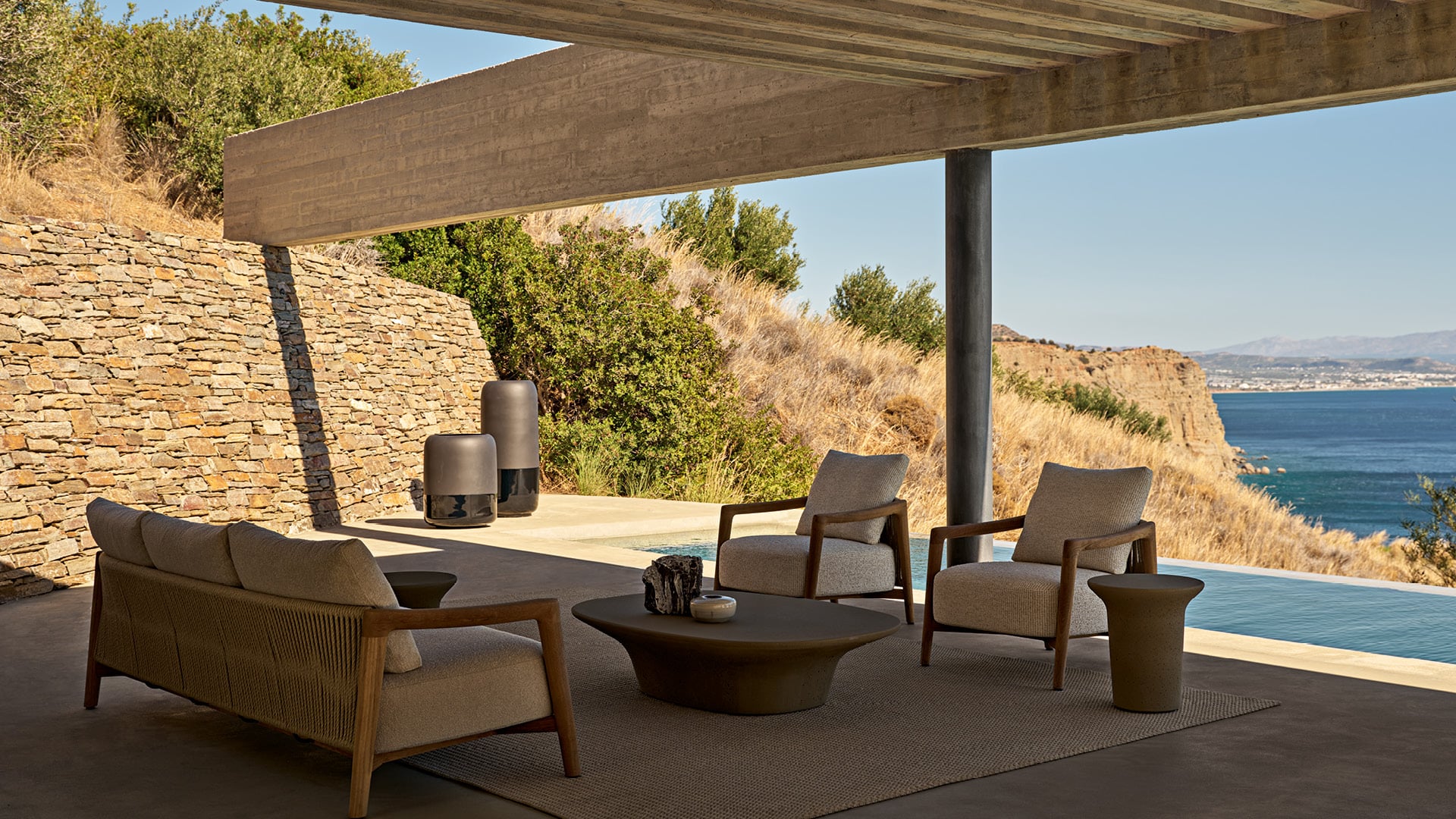 Ponteソファ、Ponteアームチェア、Reefコーヒーテーブルを備えたモダンなアウトドア空間。