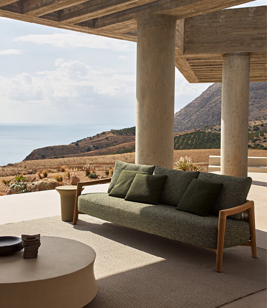 Ambiente exterior moderno con sofá Ponte y mesas auxiliares Reef y Soori.