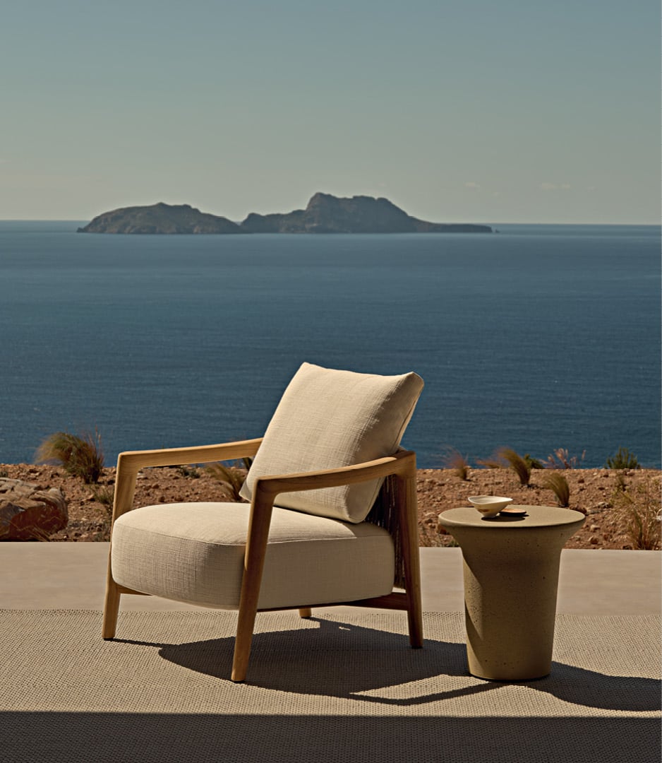 Moderne Outdoor-Umgebung mit Ponte-Sessel und Reef-Couchtischen.