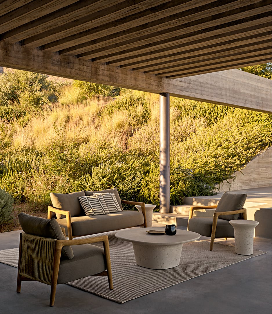 Espace extérieur moderne avec canapé Ponte, fauteuil Ponte et tables basses Reef.