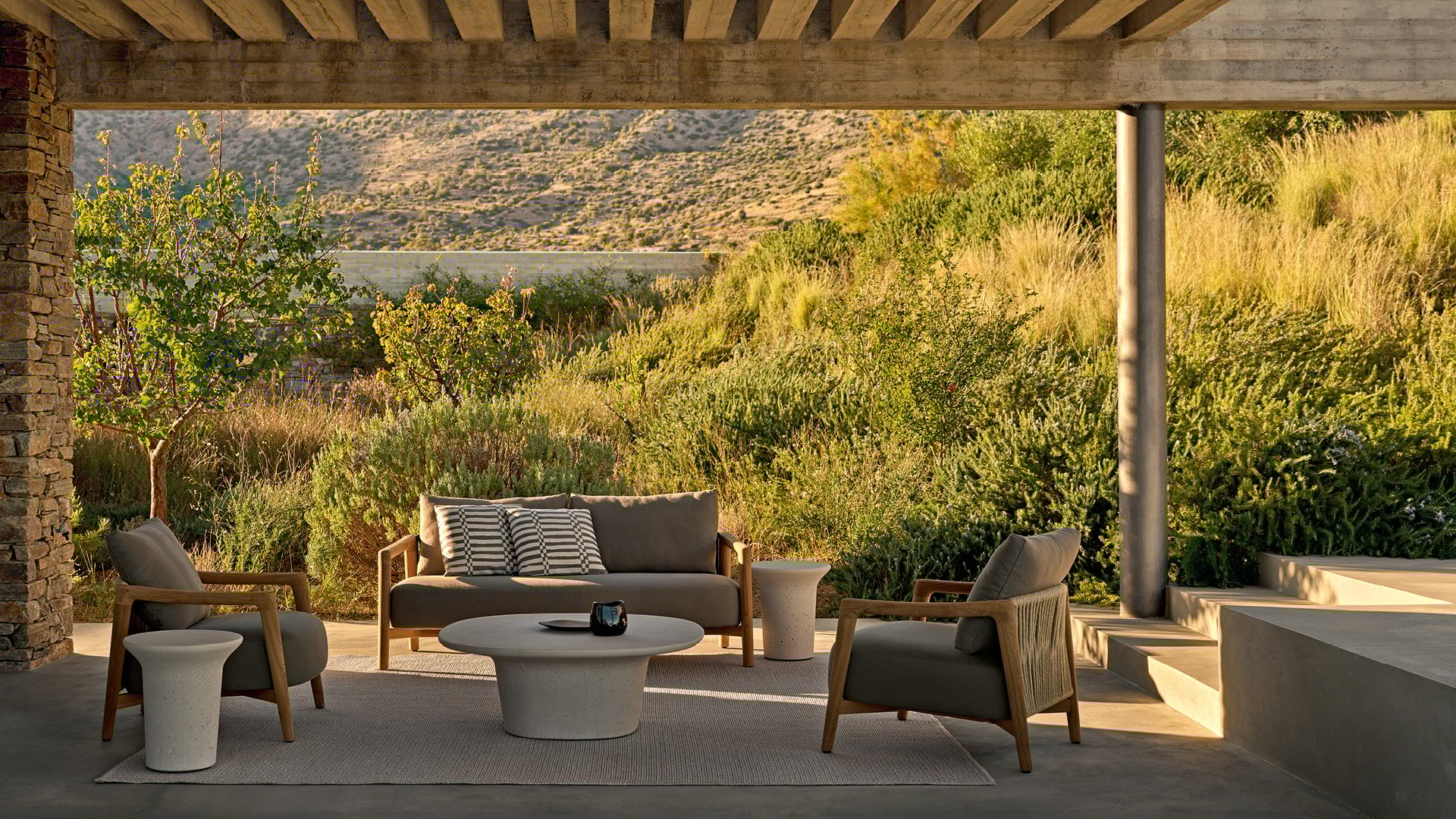 Moderne Outdoor-Umgebung mit Ponte-Sofa, Ponte-Sessel und Reef-Couchtischen.