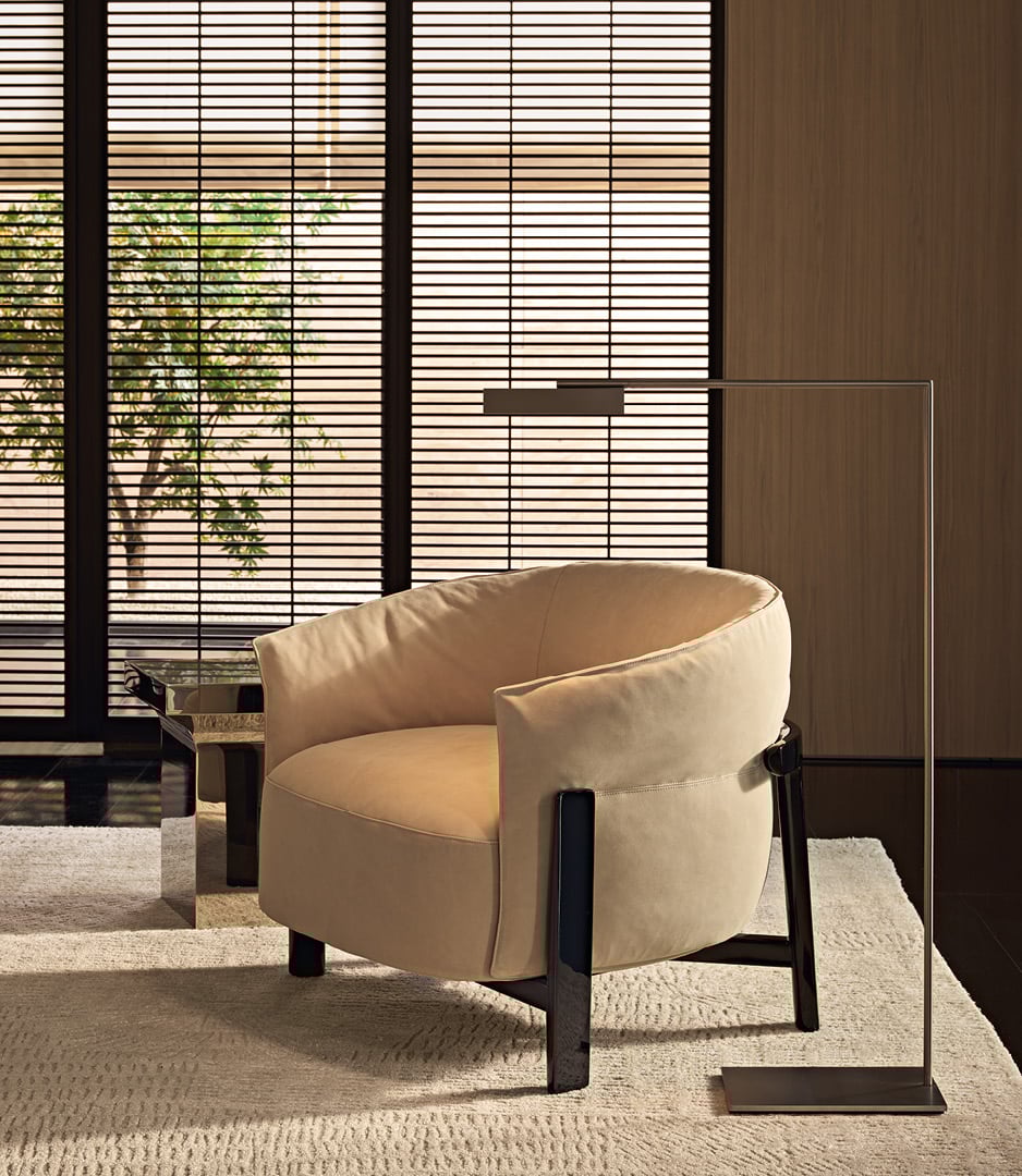 Ambiente living moderno con poltrona Leopold in pelle, lampada Arthur.