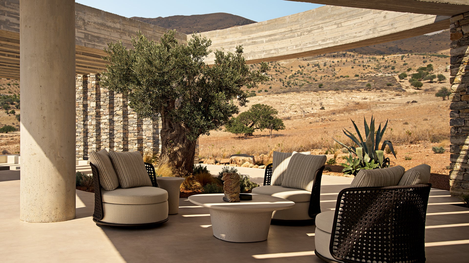 Environnement extérieur moderne avec le fauteuil Soori Day et les tables basse Reef.