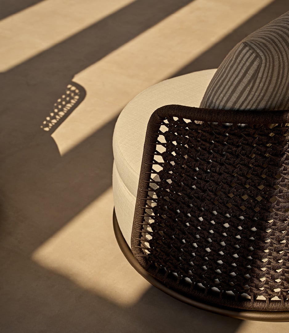 Environnement extérieur moderne avec le fauteuil Soori Day et les tables basse Reef.