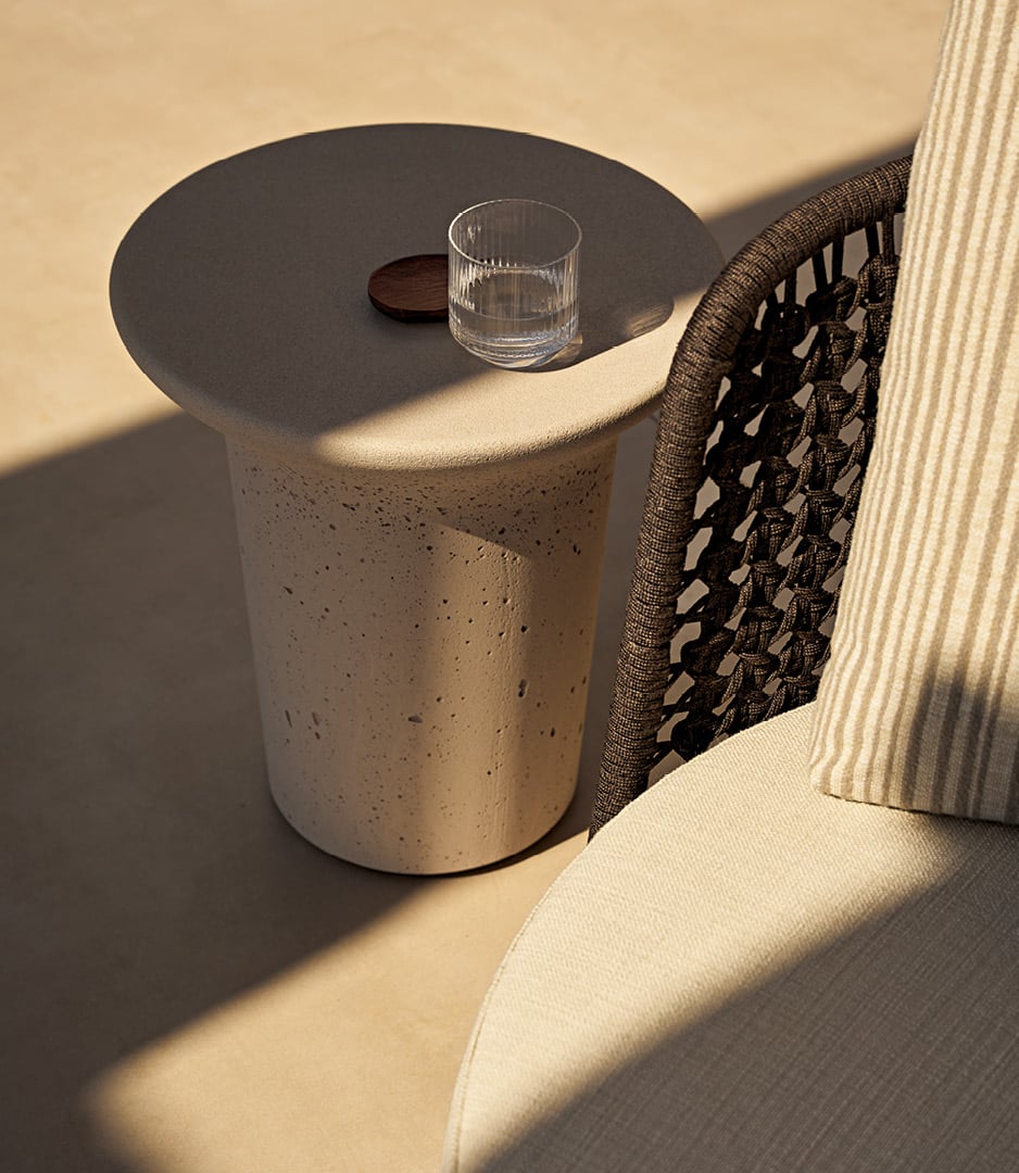 Environnement extérieur moderne avec le fauteuil Soori Day et les tables basse Reef.